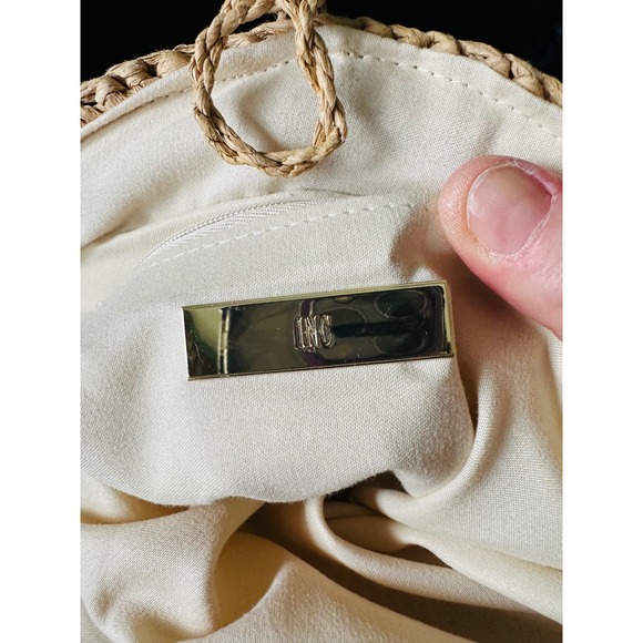 Round Straw Woven Crossbody Bag With Chain Strap Wooden Button Closure - Picture 6 of 6